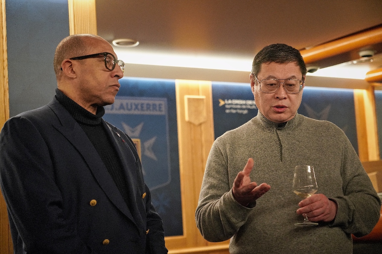 法國(guó)足協(xié)主席迪亞洛做客歐塞爾，并與董事會(huì)主席周云杰會(huì)晤