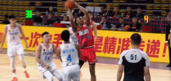 秀翻車了！道格拉斯面對(duì)空籃選擇拉桿結(jié)果上丟 自己也懊惱不已