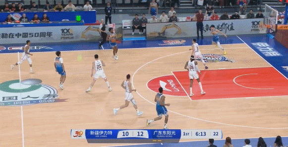 就是這么快！黑根斯三分再中！新疆回敬11-2攻擊波反超廣東！
