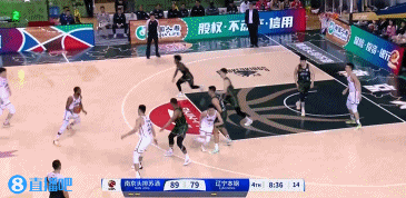 高難度！弗格強(qiáng)攻漂移投進(jìn)打成2+1 帶隊(duì)繼續(xù)緊咬比分