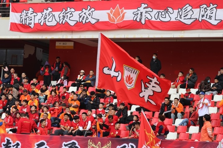 主場上萬名球迷的吶喊助威，給山東體彩女足征戰(zhàn)女超增添了能量與動力