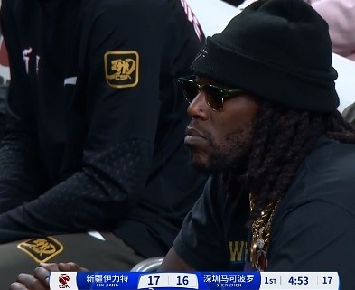 哦呦？你來了！新疆新外援哈雷爾場邊觀戰(zhàn)新疆主場vs深圳的比賽