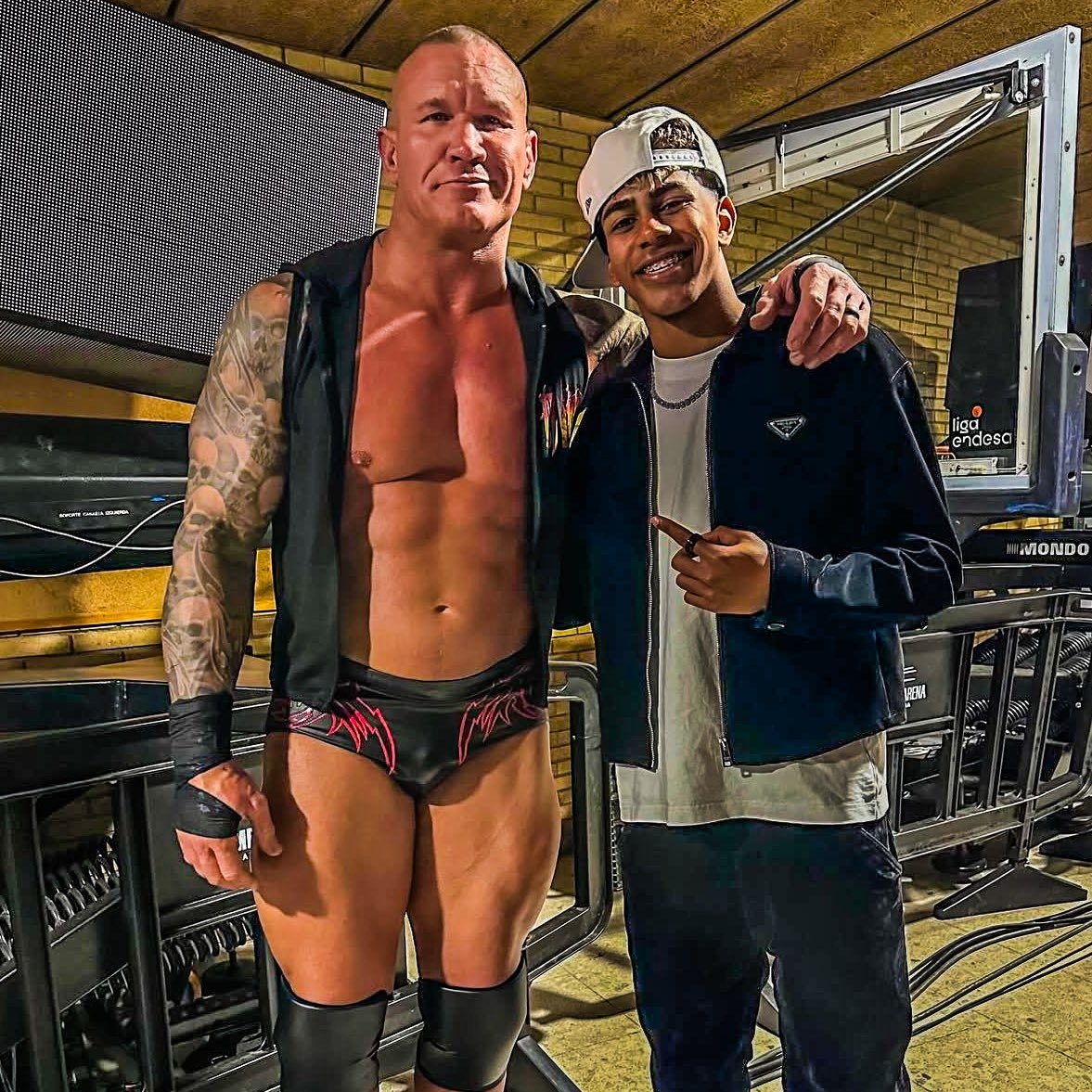 小心RKO！亞馬爾現(xiàn)場觀戰(zhàn)WWE，和奧爾頓、Triple H等合影