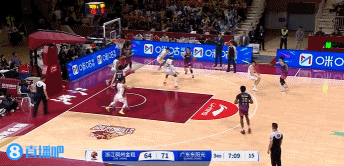 完全騙開防守！程帥澎跳起轉(zhuǎn)身擊地背傳助攻余嘉豪暴扣
