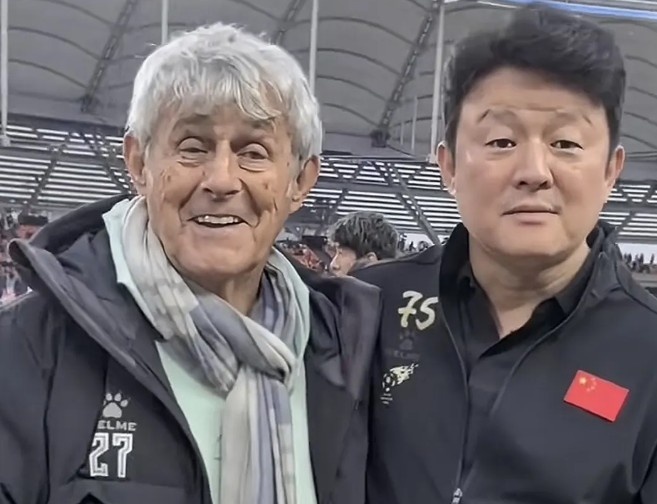 有點(diǎn)像？米盧差點(diǎn)將青島籍演員張磊誤認(rèn)為是孫繼海
