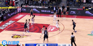 就是硬！胡明軒強(qiáng)攻不中 任駿飛點(diǎn)搶前場籃板&隨后強(qiáng)硬勾手命中！