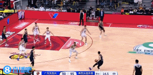 還沒結(jié)束！廣東搶到進(jìn)攻籃板 胡明軒遠(yuǎn)距離三分命中&分差2分