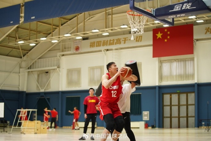中國籃球之隊官博：大塊頭 大能量 祝李炎哲25歲生日快樂！