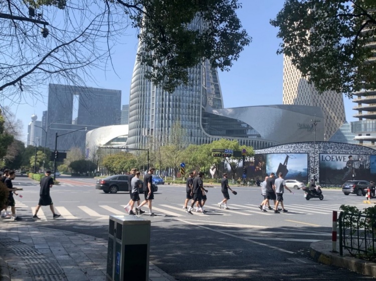心態(tài)放松，有網(wǎng)友拍到澳大利亞隊早上在萬象城citywalk