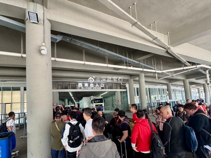 盛況空前！記者曬照：距離中澳之戰(zhàn)還有三小時(shí)，現(xiàn)場(chǎng)記者已超百名