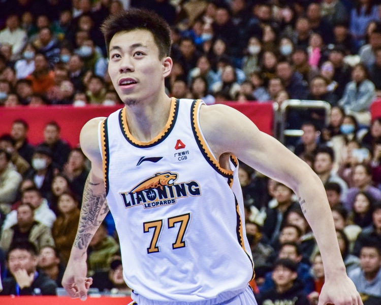 狀態(tài)復蘇！張鎮(zhèn)麟上半場11投7中&三分4中1 拿到15分4板4助2斷