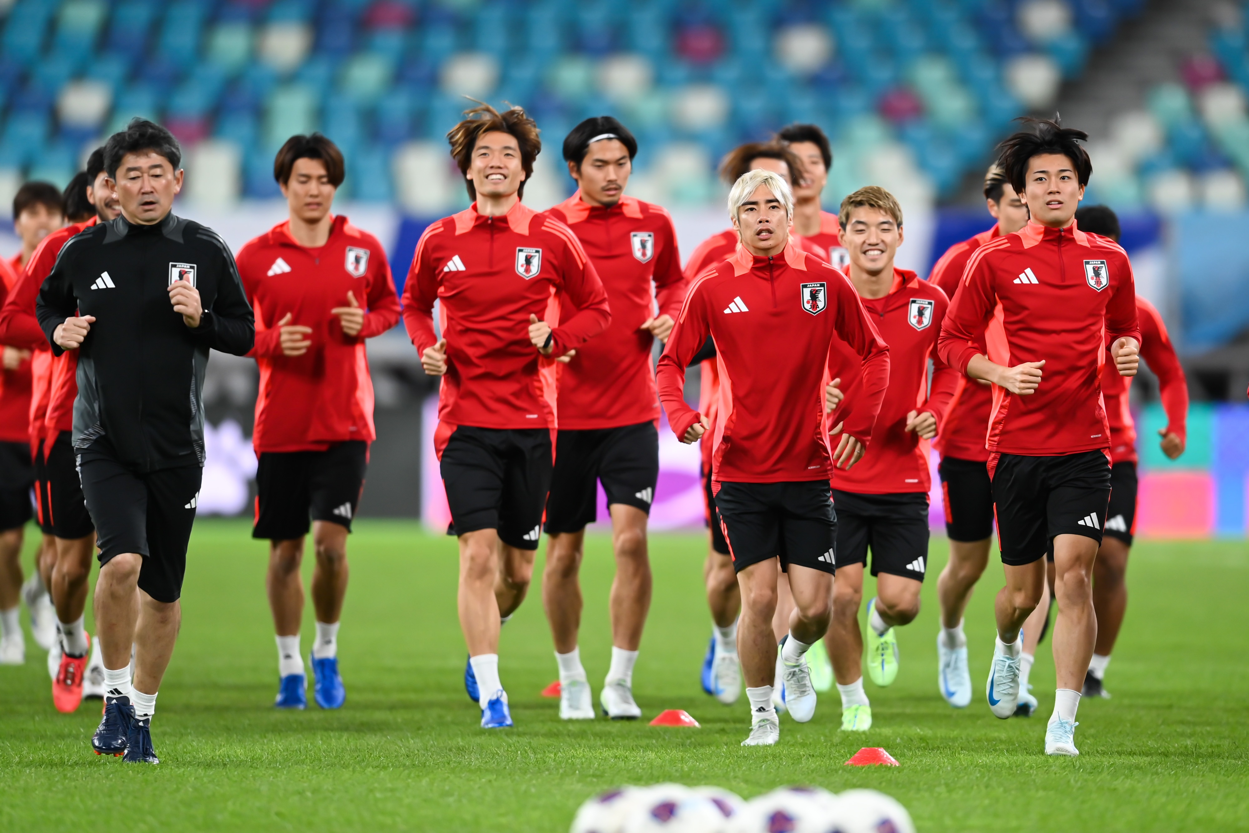 日媒：日本隊(duì)今日進(jìn)行賽前一日踩場(chǎng)訓(xùn)練，三笘薰和長(zhǎng)友佑都缺席