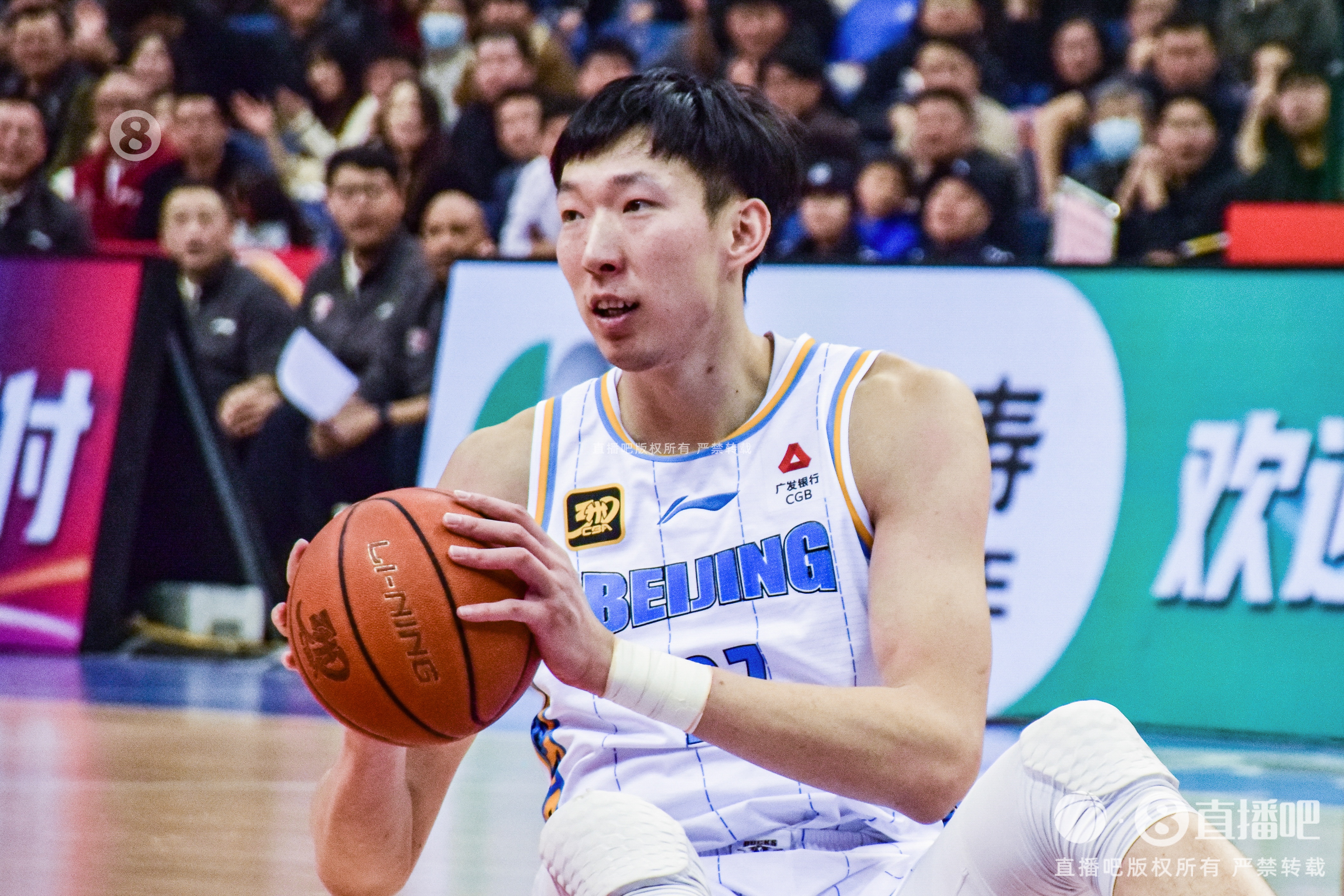 定海神針！周琦內(nèi)線攻防在線 半場6中5貢獻12分6籃板2蓋帽