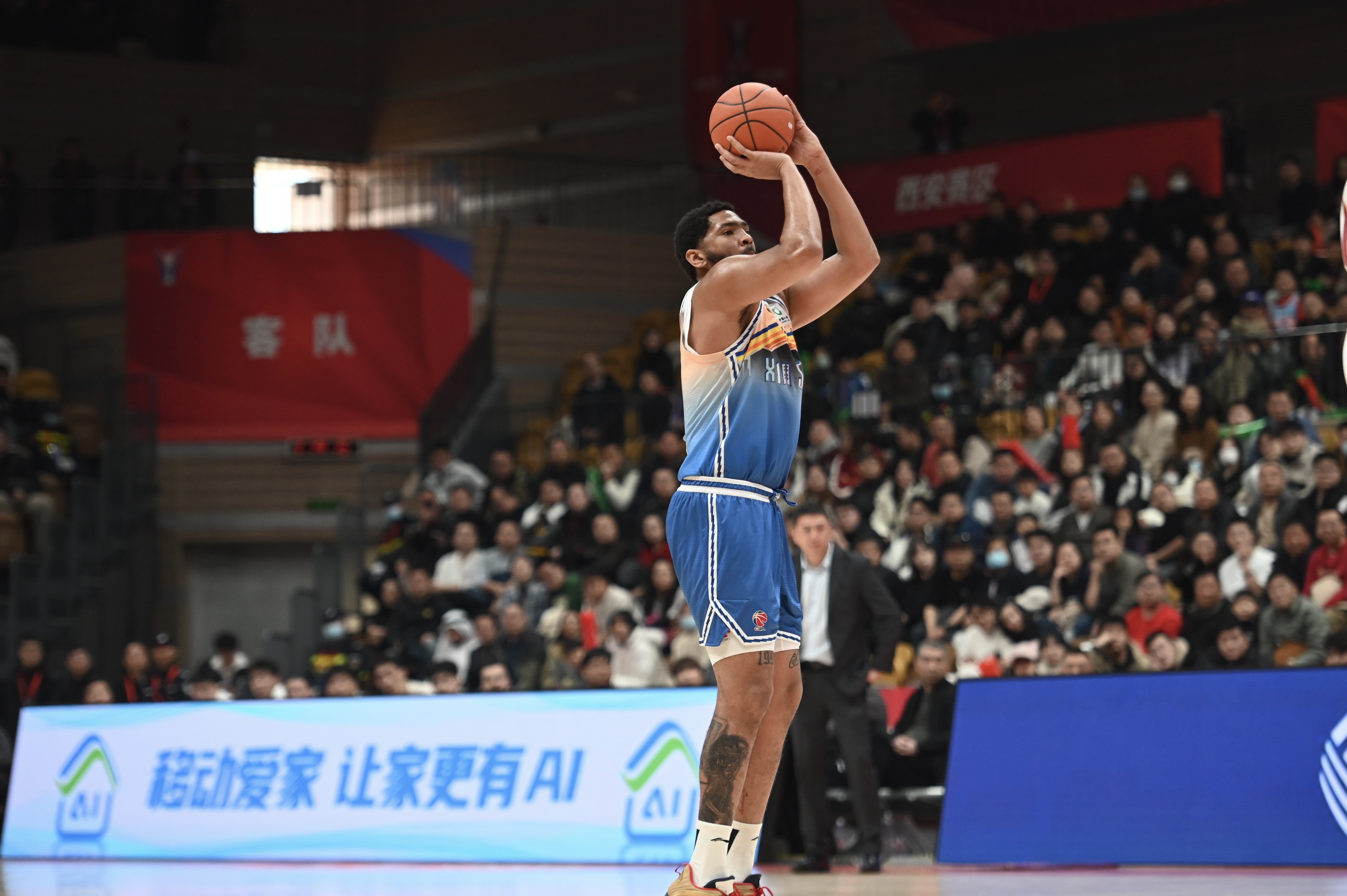 率先發(fā)力！新疆外援勞森首節(jié)7中5拿到11分 三分2中1