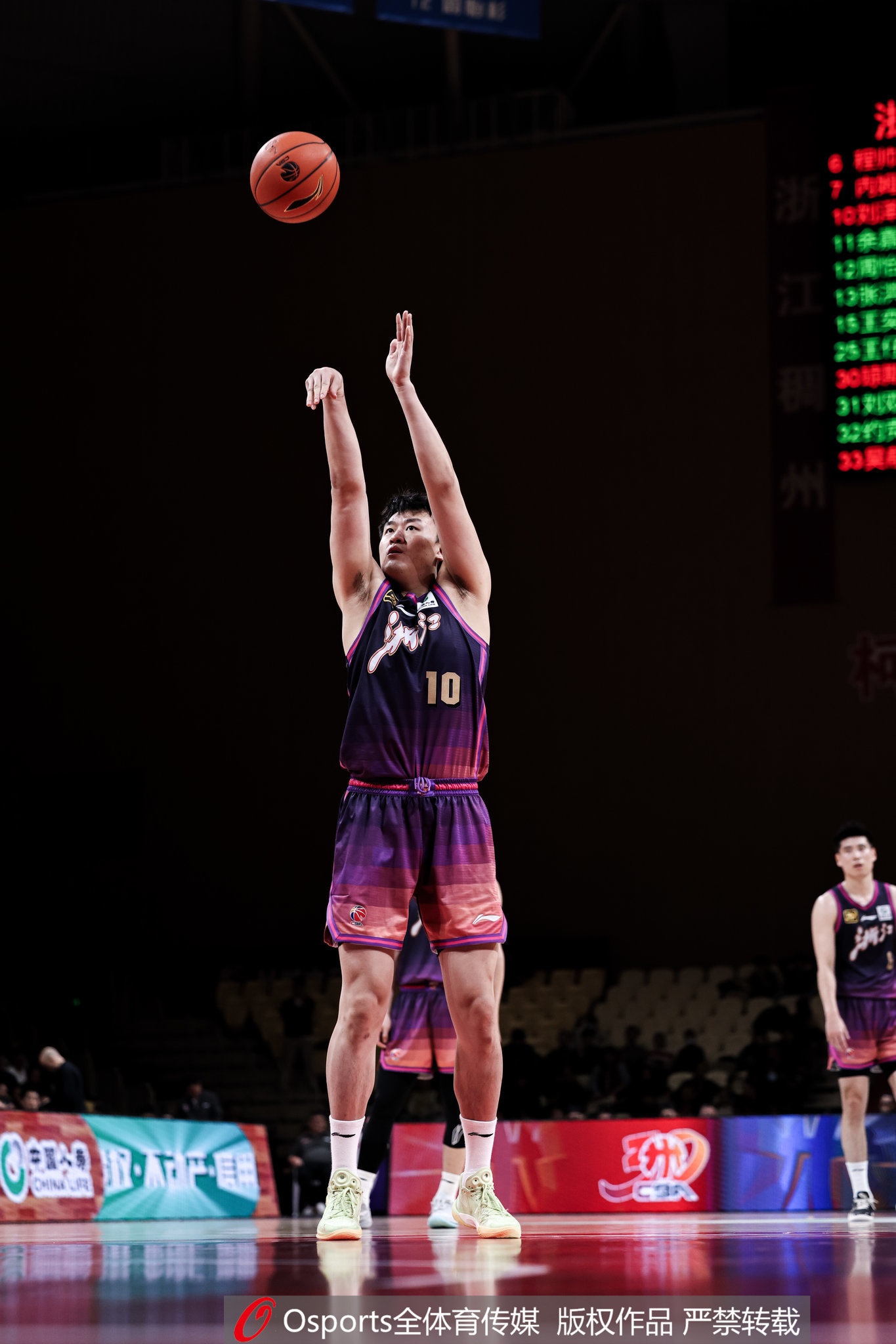 高效替補(bǔ)！劉澤一13投7中&罰球4中3得18分7板 得分并列全隊(duì)最高