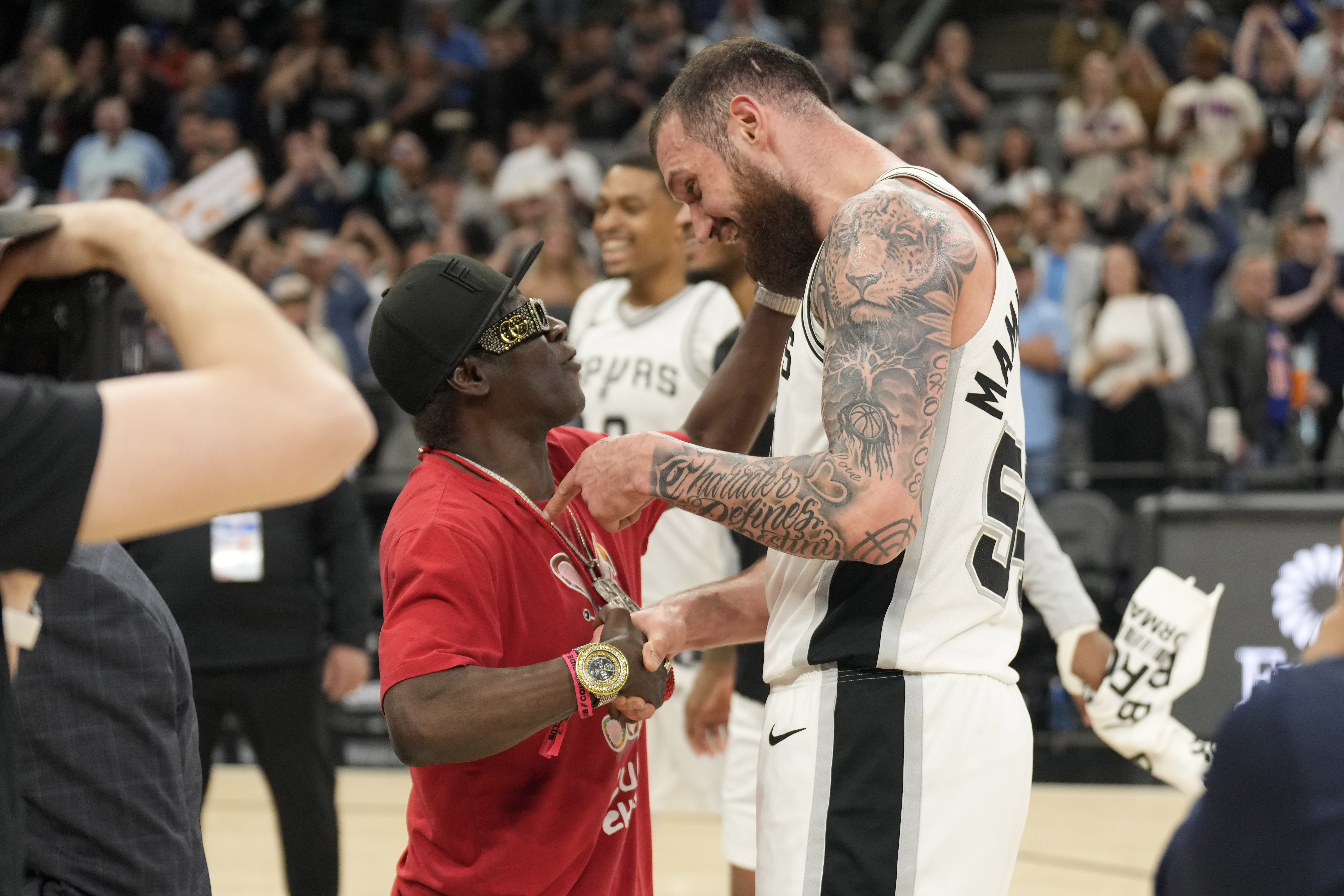 馬穆上場19分鐘就砍下34分！哈特：他能進(jìn)入NBA是有原因的